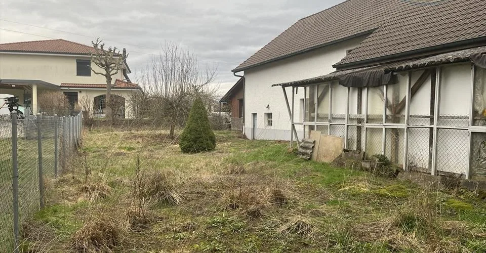 Maison de 7 pièces à rénover ou à transformer idéalement située à Alle