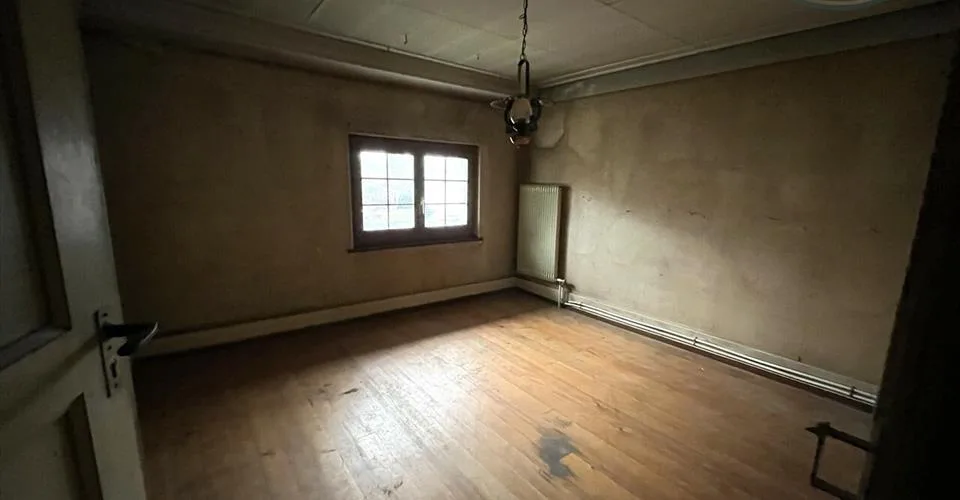 Maison de 7 pièces à rénover ou à transformer idéalement située à Alle