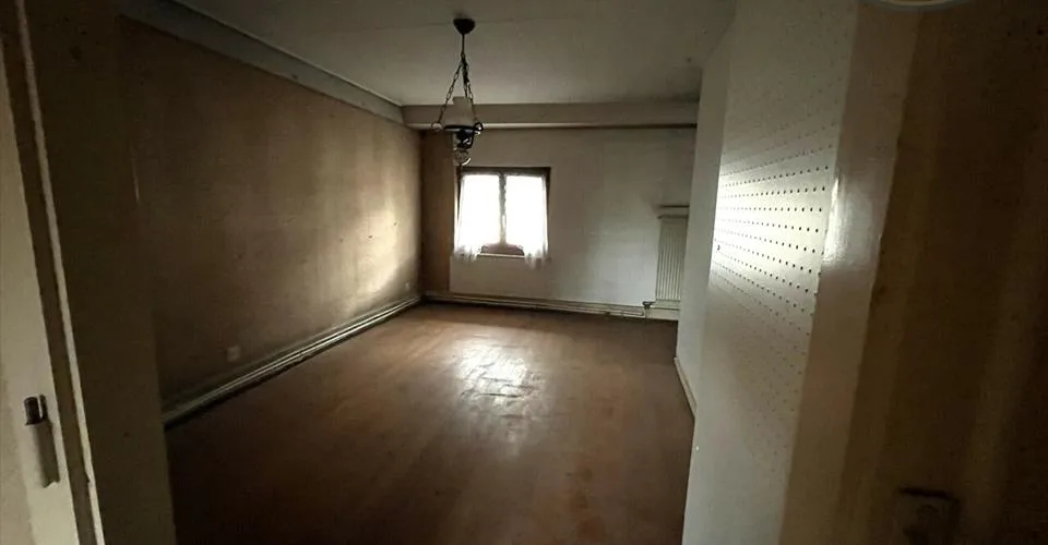 Maison de 7 pièces à rénover ou à transformer idéalement située à Alle