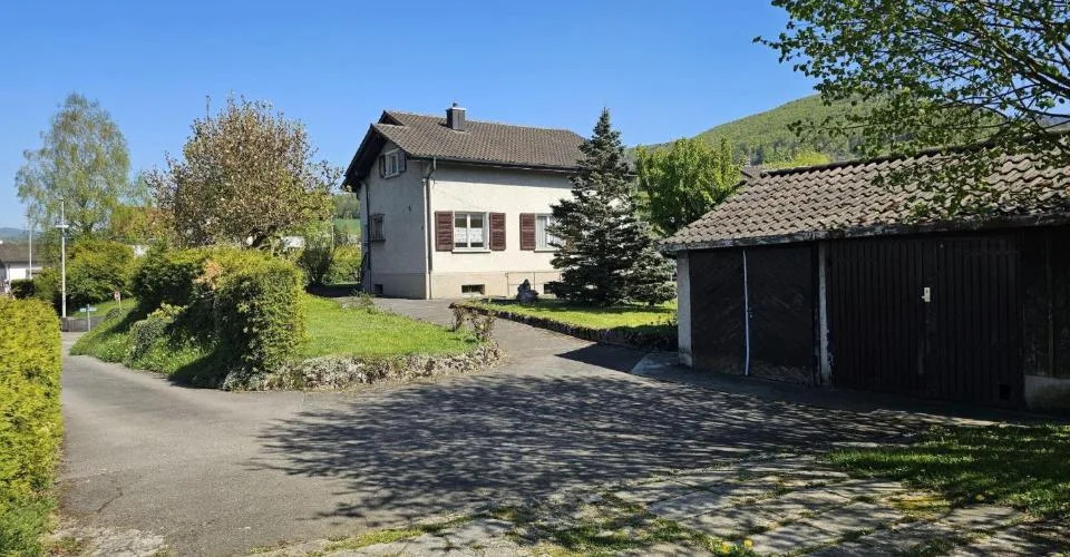 Maison familiale à rénover de 6.5 pièces à vendre à Courrendlin