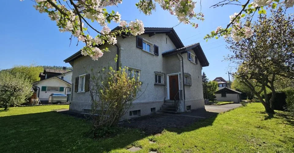 Maison familiale à rénover de 6.5 pièces à vendre à Courrendlin