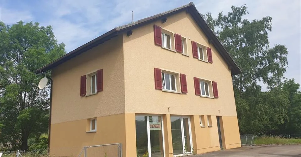 À vendre maison locative de 2 logements et 1 local commercial à Asuel