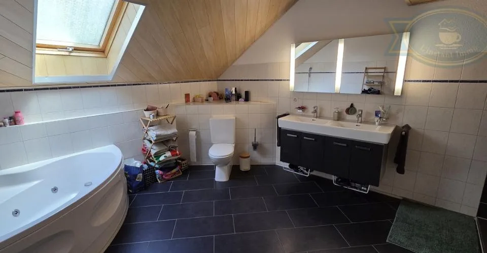 Immeuble de rendement avec deux logements loués et potentiel mixte