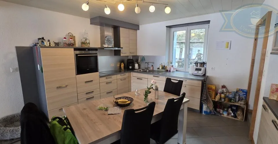 Immeuble de rendement avec deux logements loués et potentiel mixte
