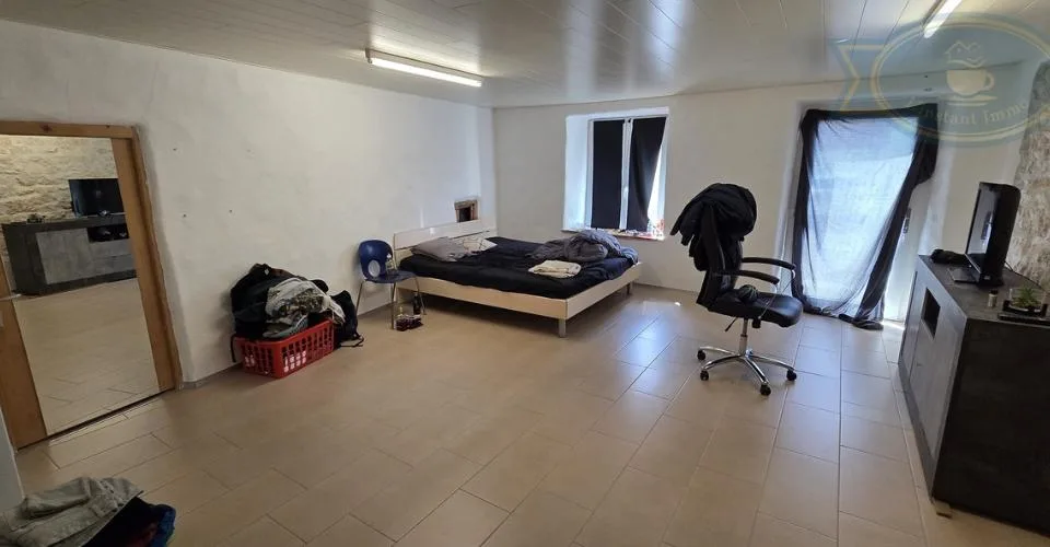 Immeuble de rendement avec deux logements loués et potentiel mixte