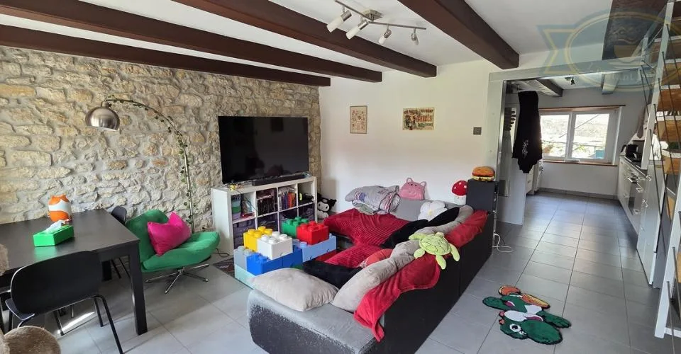 Immeuble de rendement avec deux logements loués et potentiel mixte