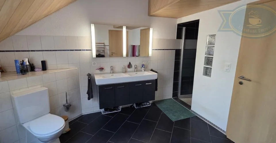 Immeuble de rendement avec deux logements loués et potentiel mixte