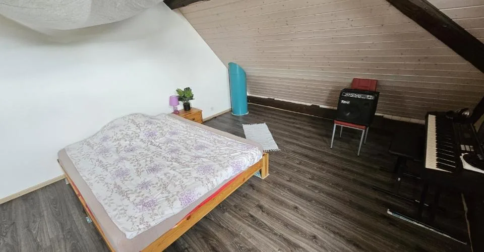 Charmant triplex sur 3 niveaux avec poêle à bois, terrasse et jardin – foto 6 di 13