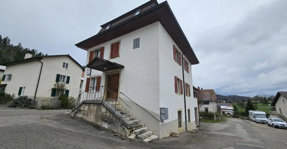 À Epauvillers maison villageoise de 8 pièces à vendre