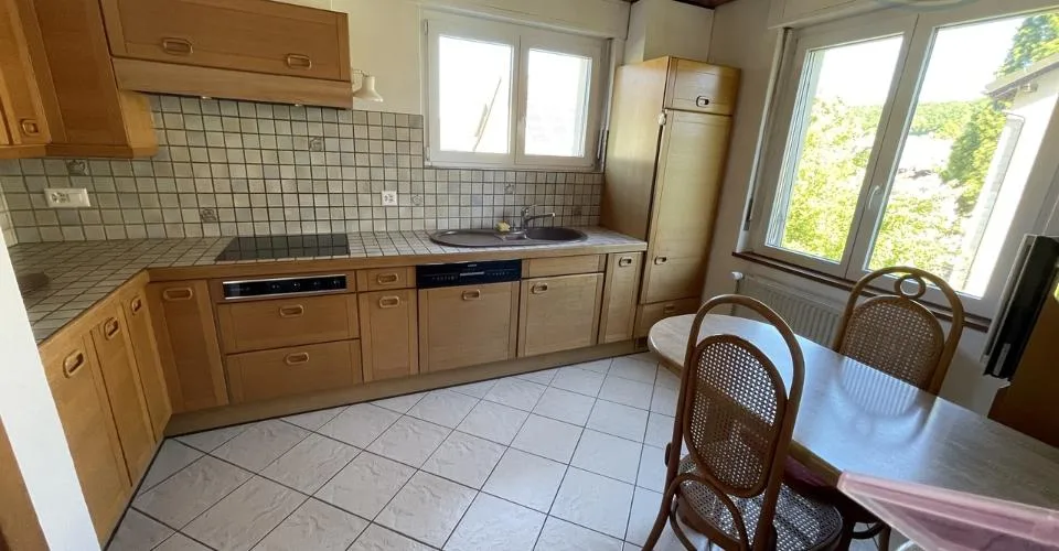 Grande maison rénovée située au centre du village de Chevenez