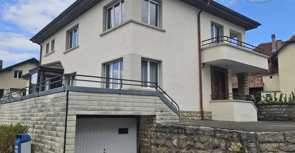 Grande maison rénovée située au centre du village de Chevenez