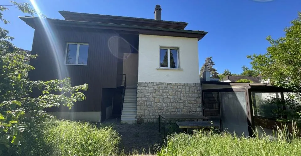 Grande maison rénovée située au centre du village de Chevenez