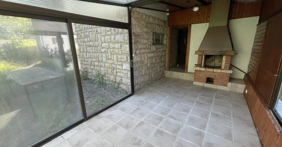 Grande maison rénovée située au centre du village de Chevenez
