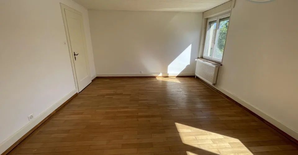 Grande maison rénovée située au centre du village de Chevenez