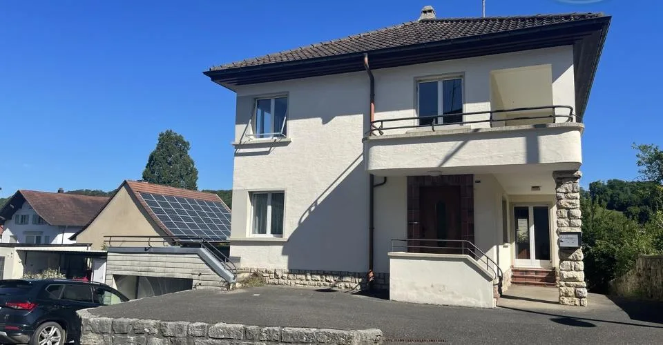 Grande maison rénovée située au centre du village de Chevenez