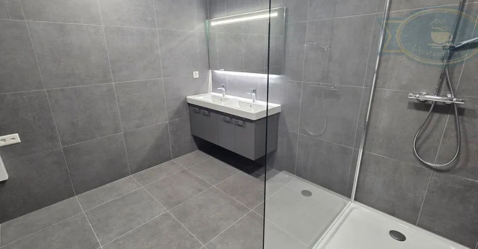 Appartement rénové avec terrasse et jardin, entrée indépendante