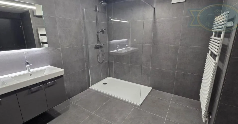 Appartement rénové avec terrasse et jardin, entrée indépendante