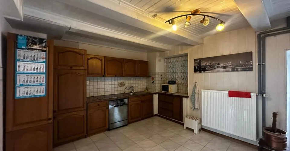 Maison de caractère de 5 chambres avec grange Fort potentiel de transformation à Alle