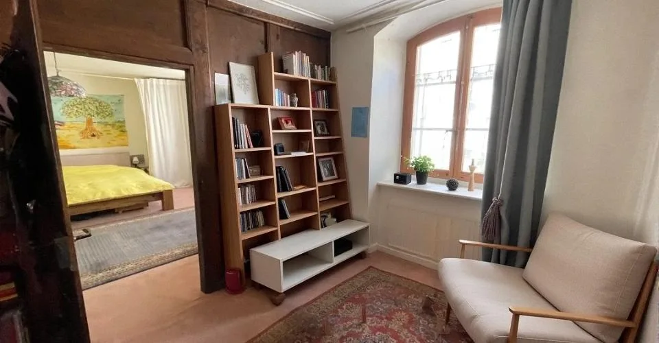 Charmant appartement 3,5 pièces de 85 m² avec poêle à bois — Prix attractif