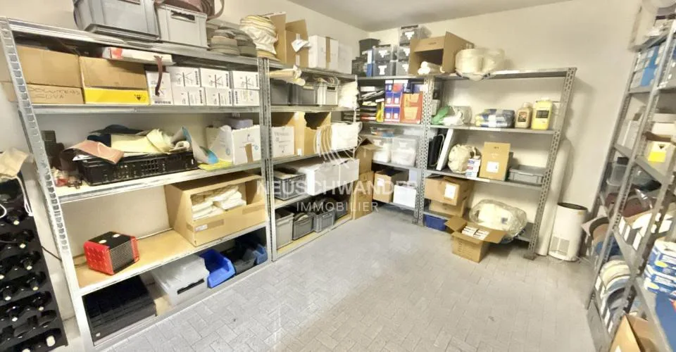 Atelier à transformer en une maison familiale à Bassecourt à vendre