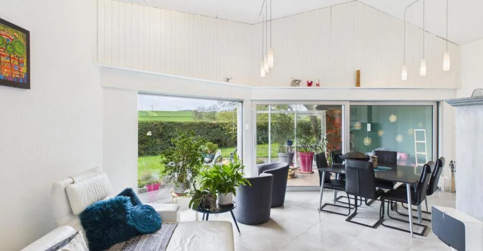 Maison à l’architecture contemporaine unique avec jardin, véranda et grand garage