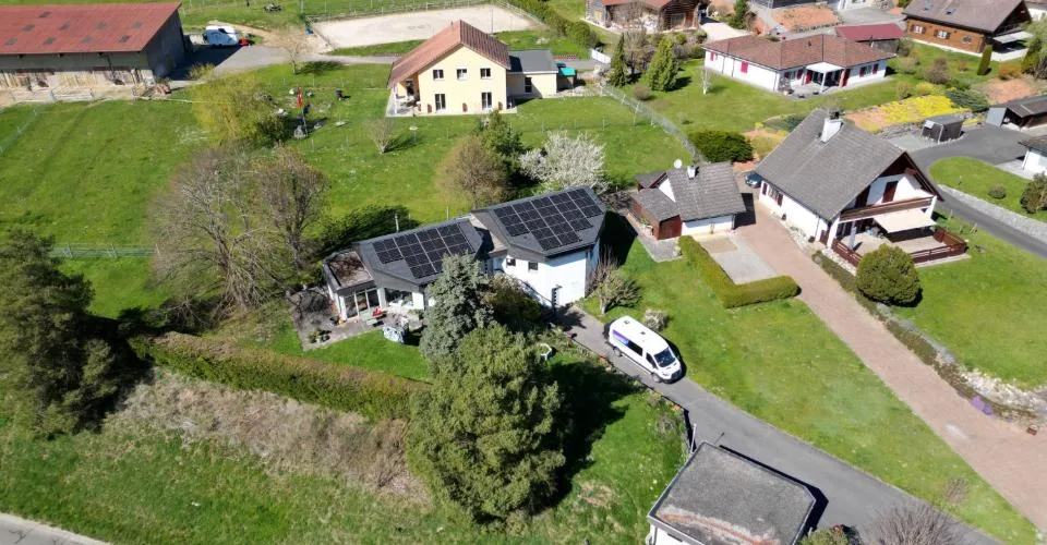 Maison à l’architecture contemporaine unique avec jardin, véranda et grand garage