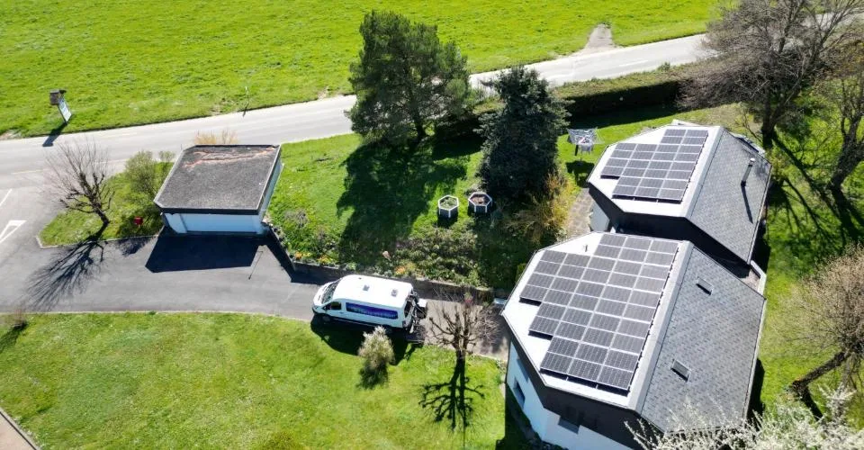 Maison à l’architecture contemporaine unique avec jardin, véranda et grand garage