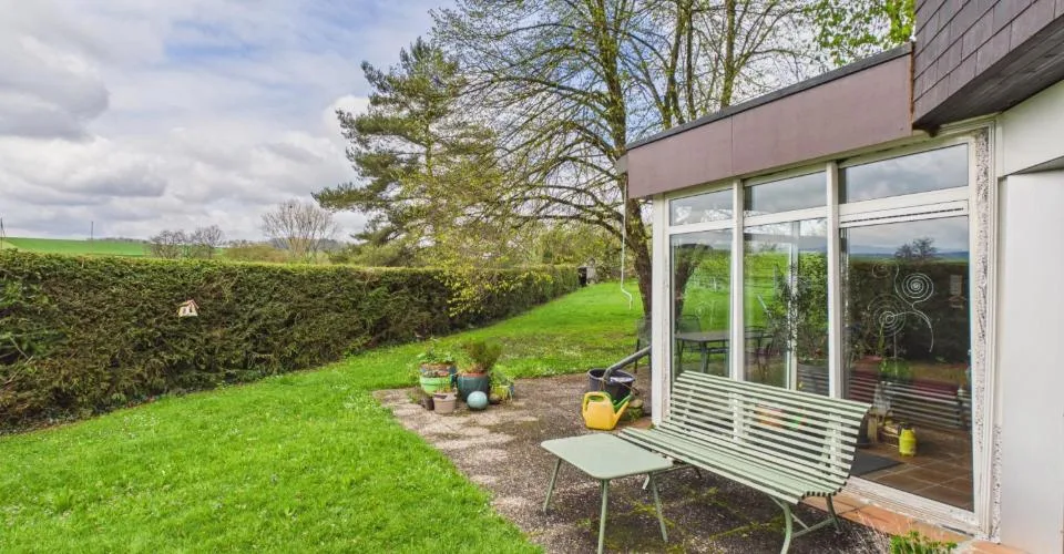 Maison à l’architecture contemporaine unique avec jardin, véranda et grand garage
