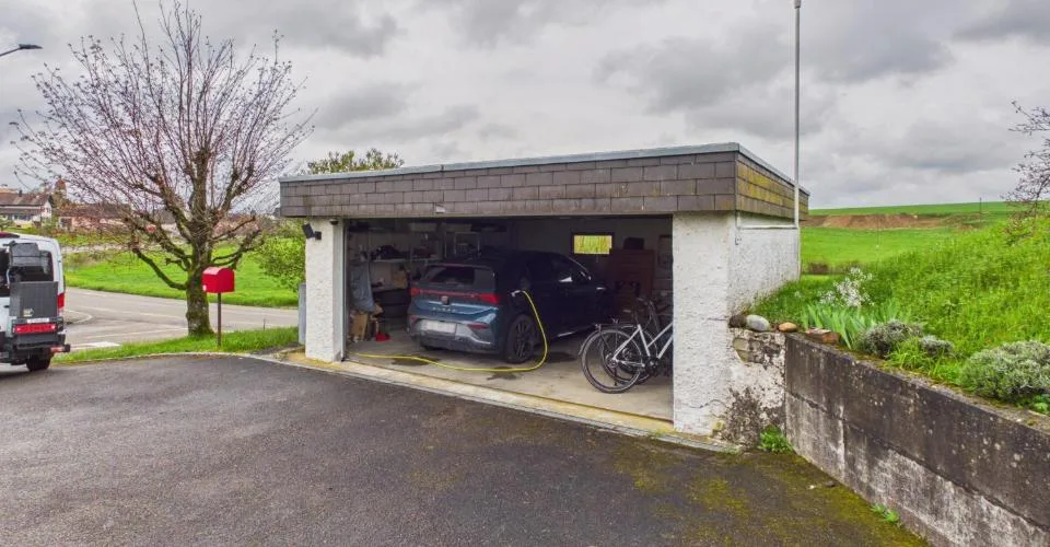 Maison à l’architecture contemporaine unique avec jardin, véranda et grand garage
