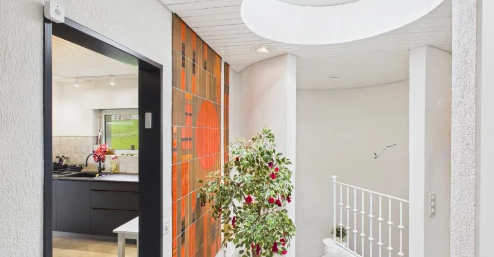 Maison à l’architecture contemporaine unique avec jardin, véranda et grand garage
