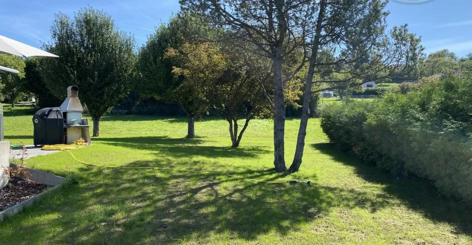 Maison avec grand jardin privatif et terrasse à Coeuve