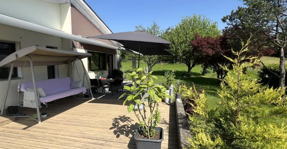 Maison avec grand jardin privatif et terrasse à Coeuve