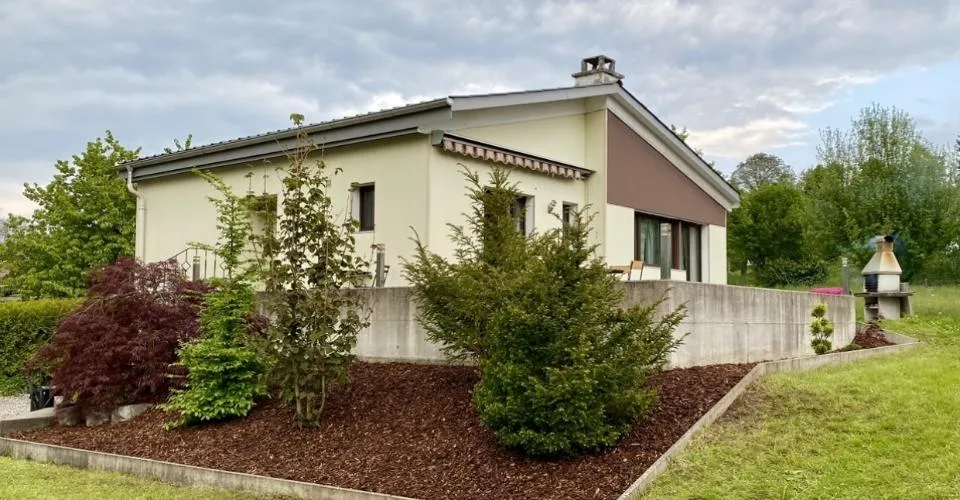 Maison avec grand jardin privatif et terrasse à Coeuve