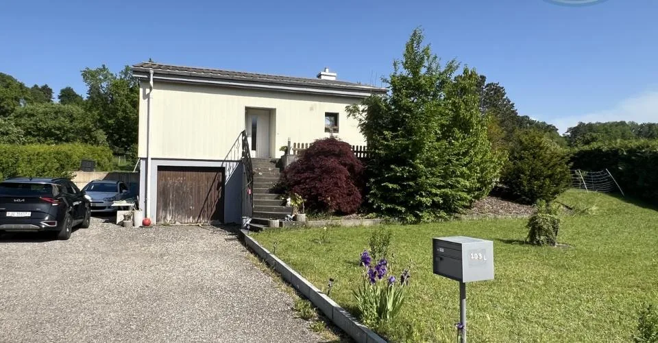 Maison avec grand jardin privatif et terrasse à Coeuve