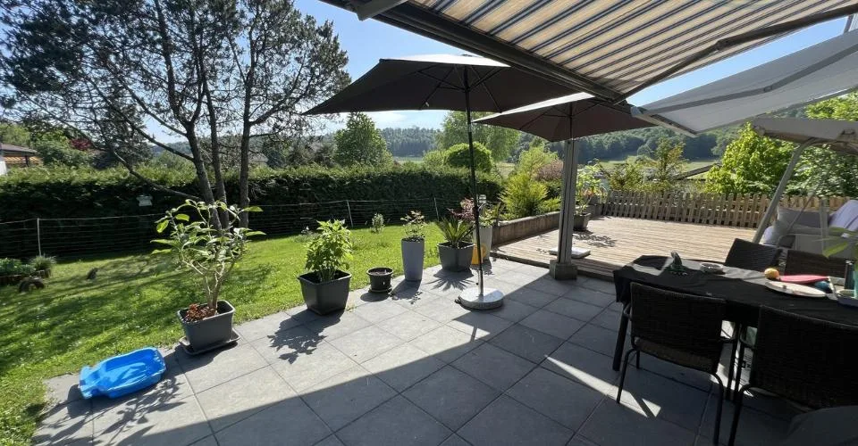 Maison avec grand jardin privatif et terrasse à Coeuve