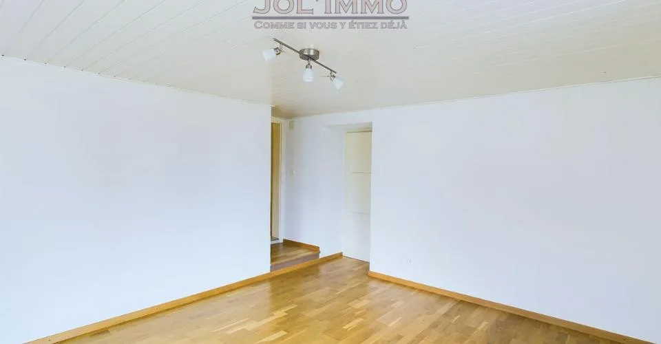 Grand immeuble de 3 appartements