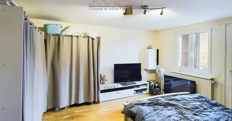 Grand immeuble de 3 appartements