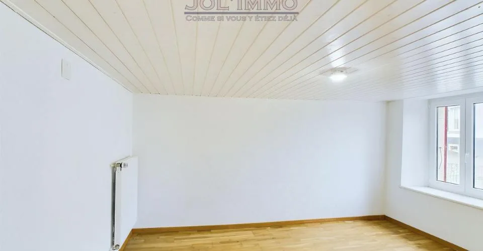 Grand immeuble de 3 appartements