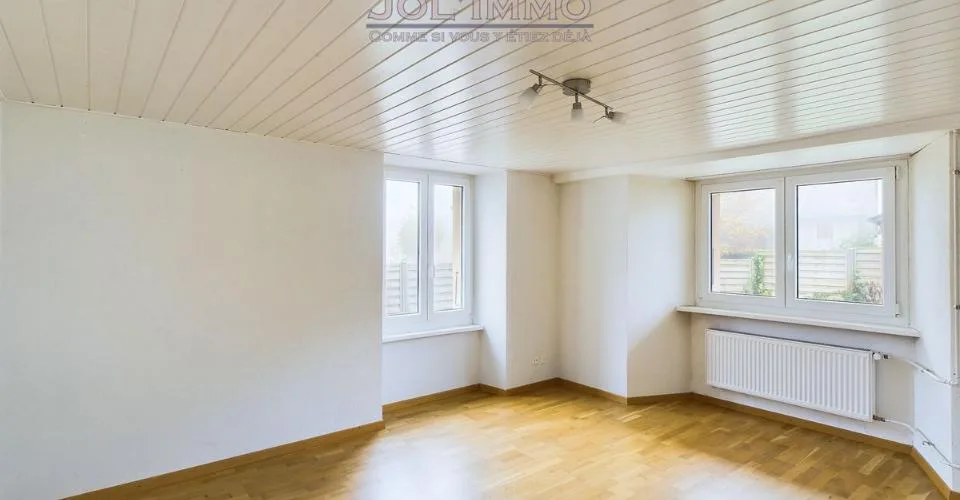 Grand immeuble de 3 appartements
