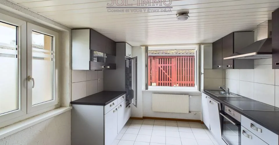 Grand immeuble de 3 appartements