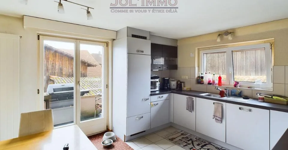 Grand immeuble de 3 appartements