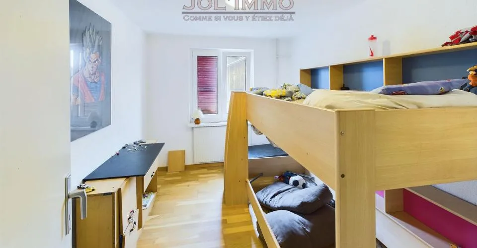 Grand immeuble de 3 appartements