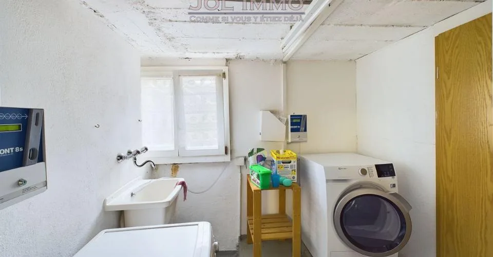 Grand immeuble de 3 appartements