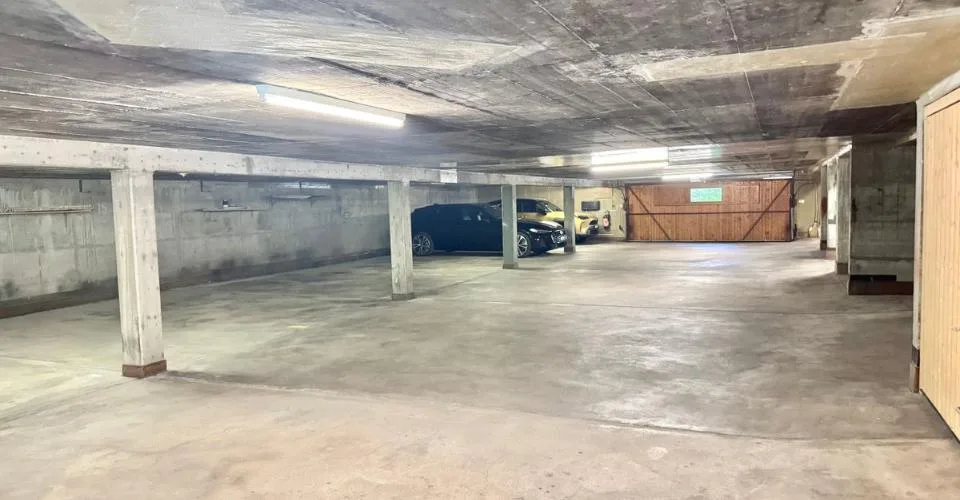 Place de parc couverte dans un parking, à seulement 5 minutes à pied du centre de Montana