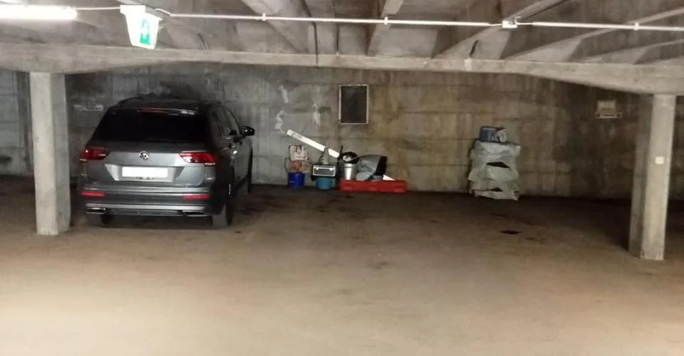 Place de parc couverte dans un parking, à seulement 10 minutes à pied du centre de Montana