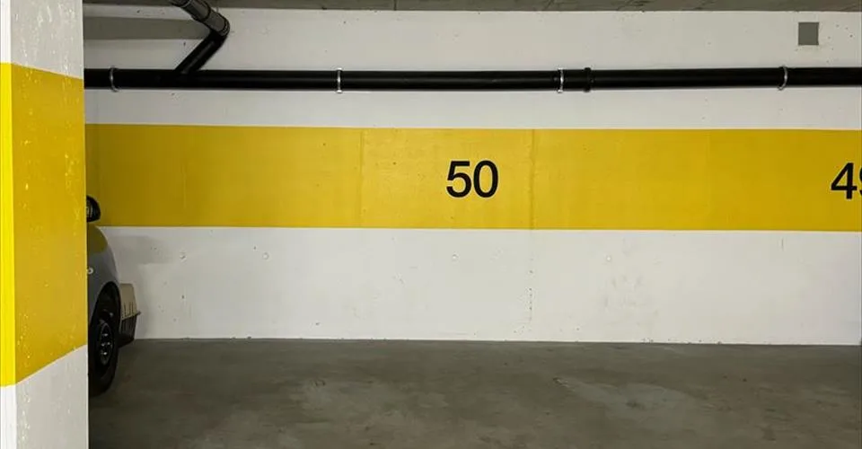 Place de parc souterraine à vendre dans le sous-sol d'un immeuble