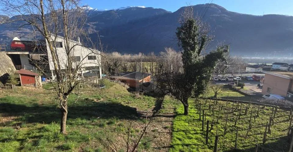 IN POSIZIONE TRANQUILLA E SOLEGGIATA CON VISTA