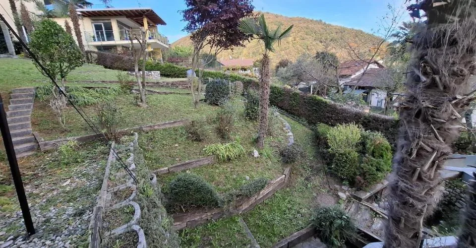 Terreno edificabile con vista lago e accesso privato  posizione esclusiva vicino al Lago di Lugano