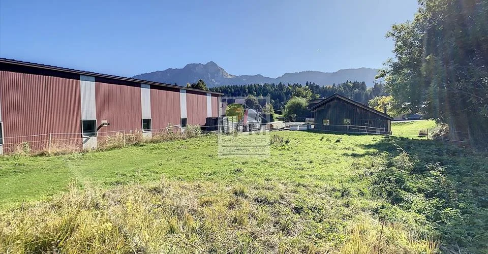 Terrain à vendre de 691m2 au village en bordure de la zone industielle