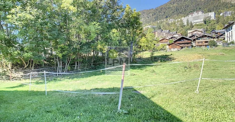 Terrain à vendre de 691m2 au village en bordure de la zone industielle